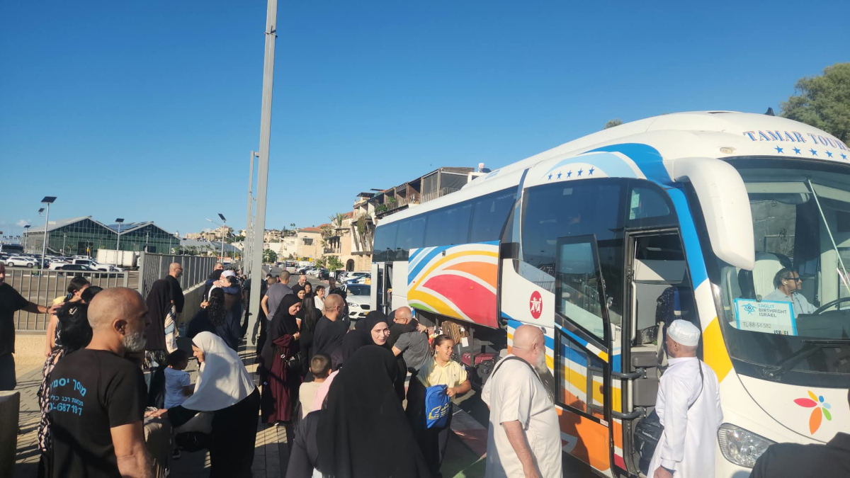 عودة حافلة معتمري مدينة يافا الى ديارهم بسلام