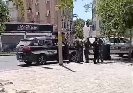 إصابة شاب بجروح حرجة إثر تعرضه للطعن في الرملة