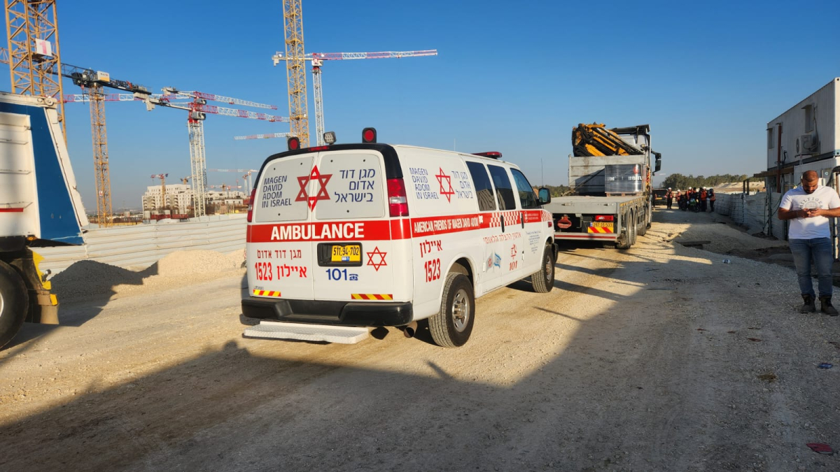 مصرع شاب بحادث انقلاب جرار في ورشة بناء قرب اللد