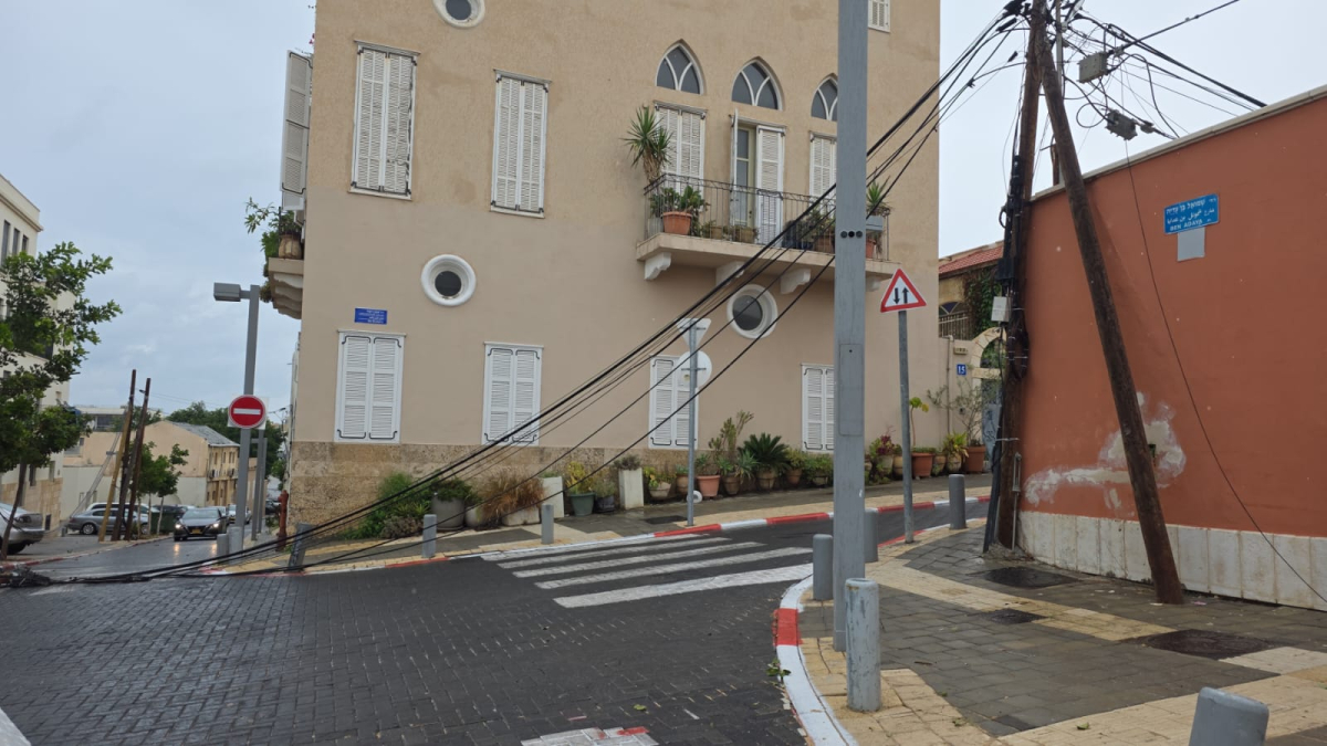 يافا: سقوط عامود كهرباء في شارع ابن رشاد يتسبب بإغلاق الشارع