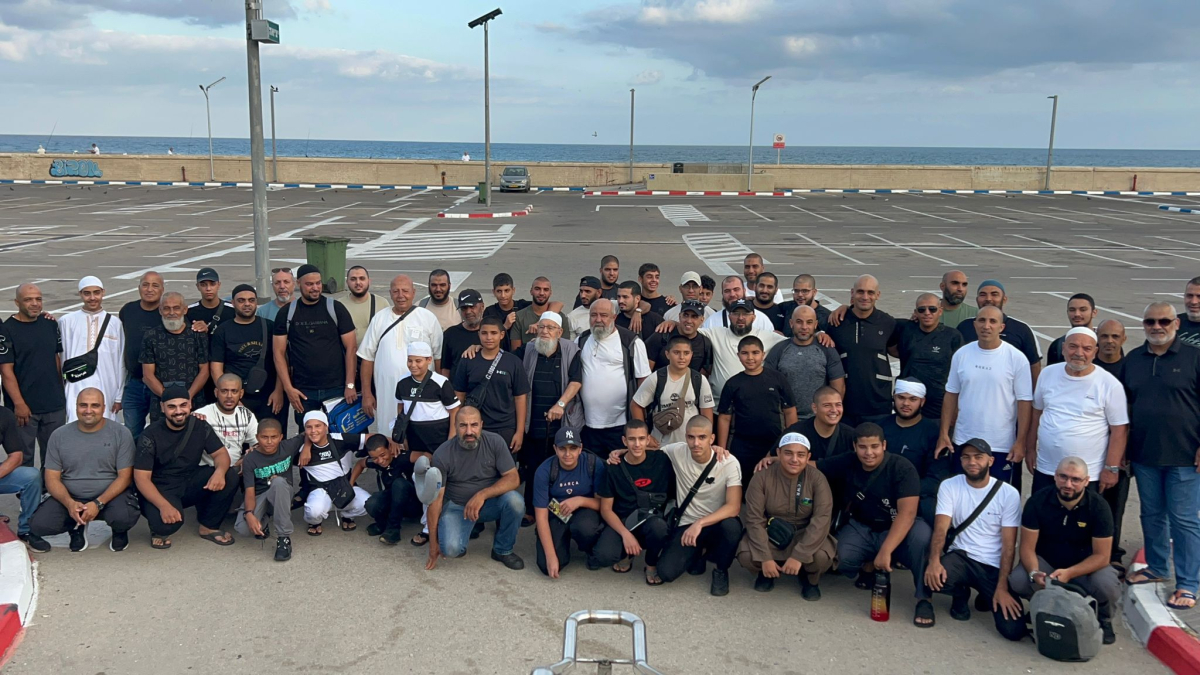 62 شاباً من شباب مسجد النزهة في يافا ينطلقون إلى الديار الحجازية لأداء عمرة الصيف