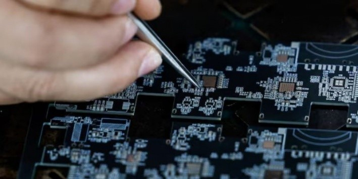 "حرب إيران" تعطل إمدادات الإلكترونيات وترفع الأسعار عالم...