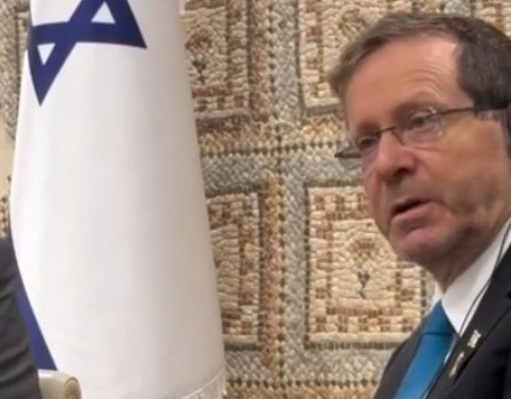 هرتسوغ: لم يناقش العفو بعد… ومظاهرة في تل أبيب تطالبه برفض عفو نتنياهو