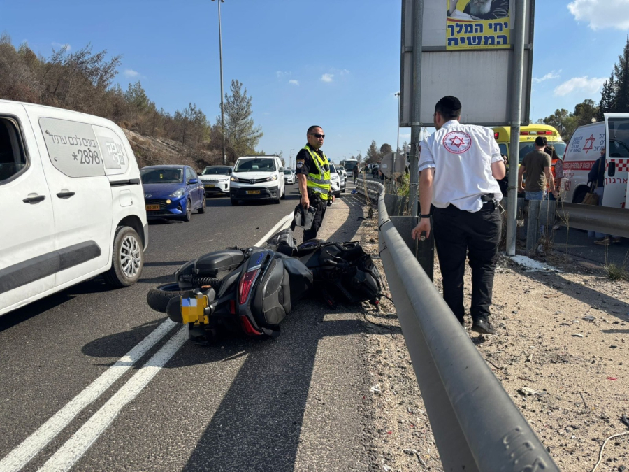 عمليات انعاش براكب دراجة نارية أصيب بحادث طرق ذاتي قرب مفرق اللطرون