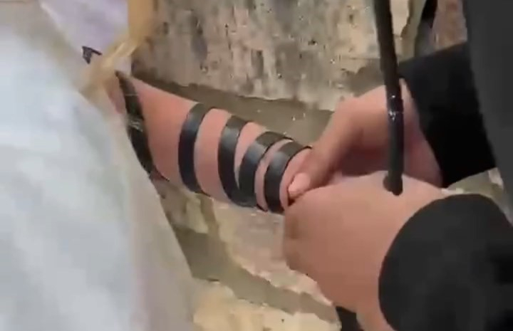مستوطنون يرتدون لفائف " التيفلين" داخل باحات المسجد الأق...