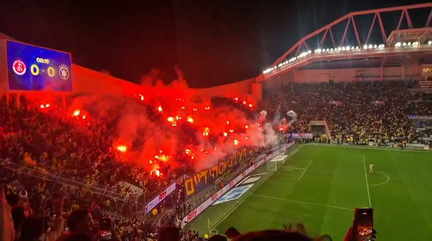 شاهد: إشعال مدرجات بلومفيلد خلال مباراة الديربي