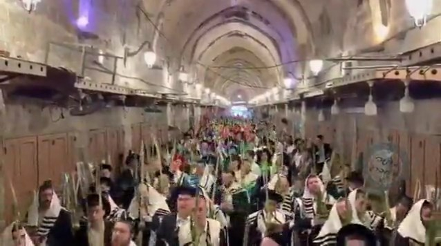 الآلاف في سوق باب القطانين قرب الأقصى بالتزامن مع عيد العرش