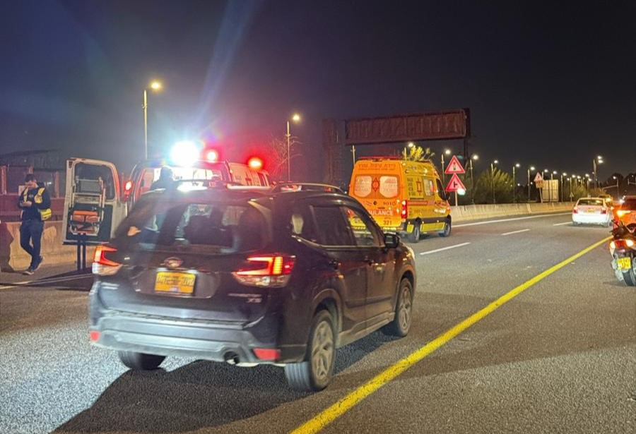 اصابات اثر انقلاب سيارة على مدخل مدينة اللد