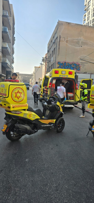 اصابة خطرة لرجل اثر سقوطه من ارتفاع 8 امتار على طريق شلومو في تل ابيب قبل قليل