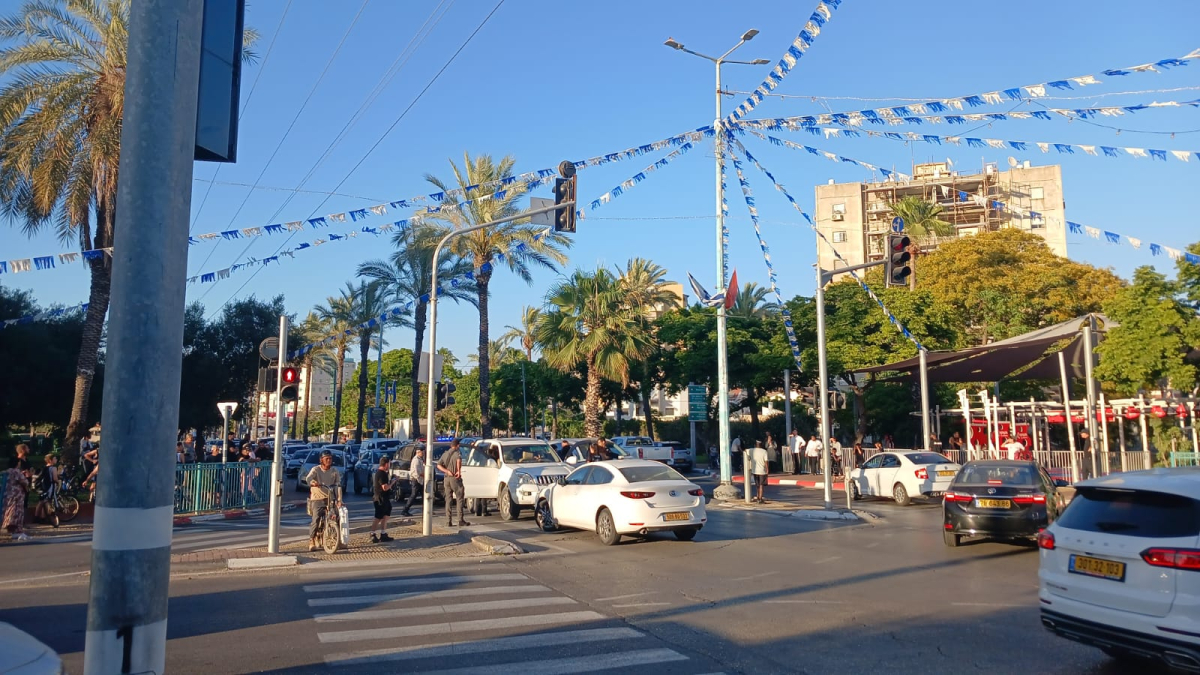 الشرطة تعتدي على شابين وتعتقلهما قرب المركز التجاري في اللد