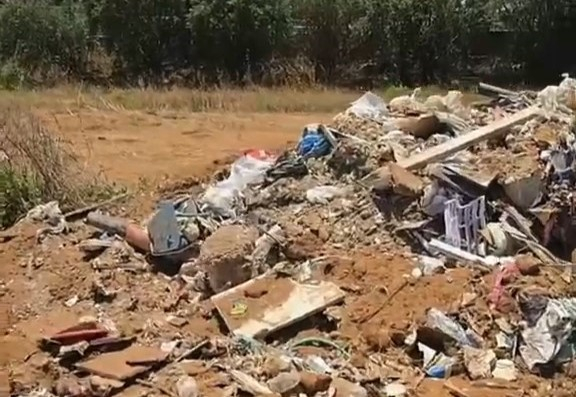 فيديو :إلقاء نفايات ومخلفات بناء داخل مقبرة طاسو في يافا يثير استياءً واسعاً