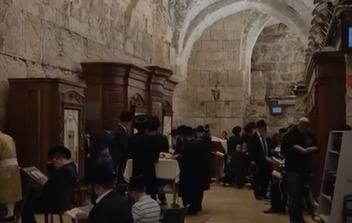 استمرار إغلاق الأقصى أمام المسلمين وفتح المجال لليهود لأداء صلواتهم أسفل حائط البراق