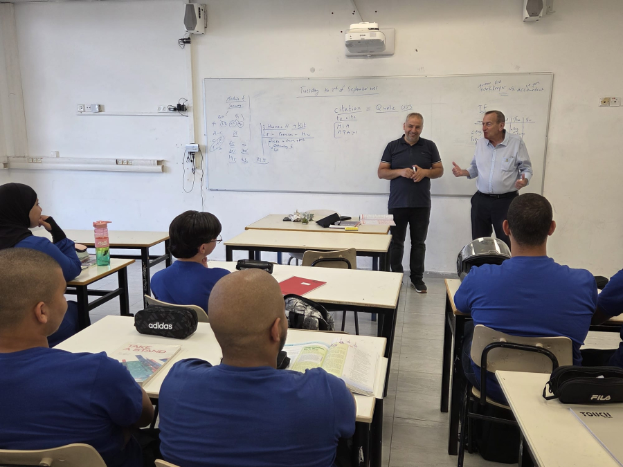 رئيس البلدية يزور مدرستي أجيال الثانوية والشاملة في يافا مع افتتاح العام الدراسي