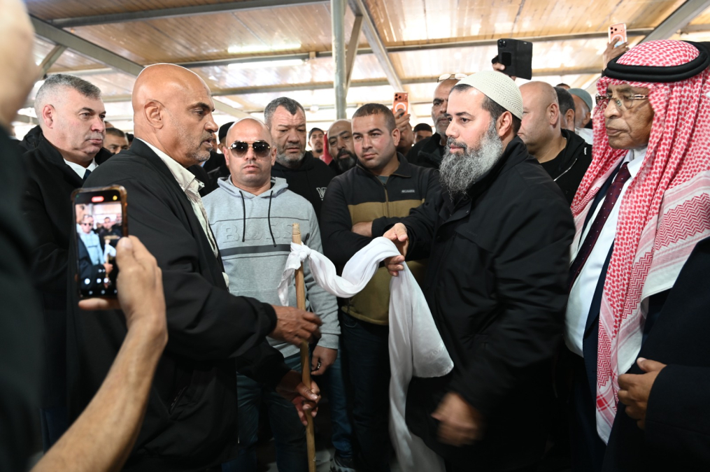 بالفيديو | الرملة: عقد راية الصلح بين عائلتي جدوع الزبارقة وعائلة أبو صعلوك