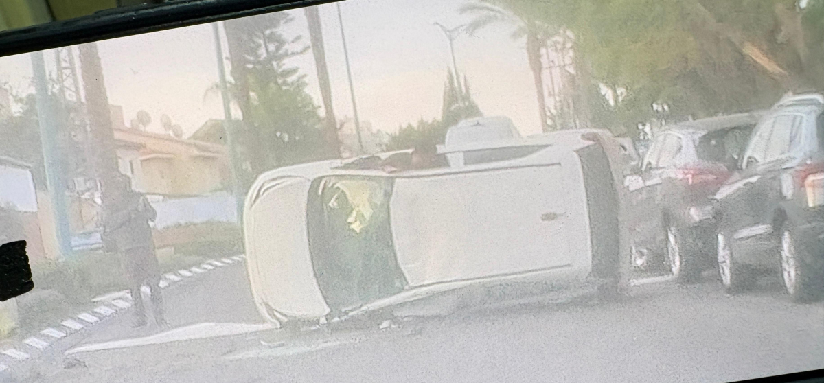 اللد: حادث طرق ذاتي يُسفر عن انقلاب مركبة واصابة سائقها