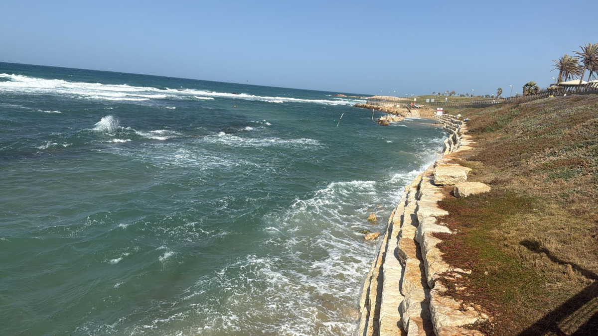 يافا: ارتفاع غير مسبوق في منسوب المد يُغرق أجزاءً من شاط...