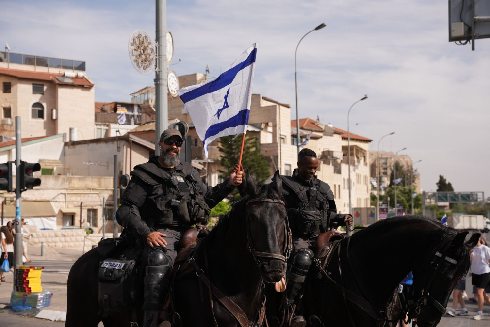اعتقال 13 مشتبها بالضلوع بمواجهات خلال مسيرة ‘الرقص بالأعلام‘ في القدس