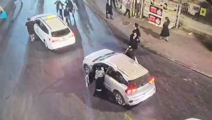 القدس: تمزيق علم إسرائيل عن مركبة خلال صفارة إحياء يوم الذكرى