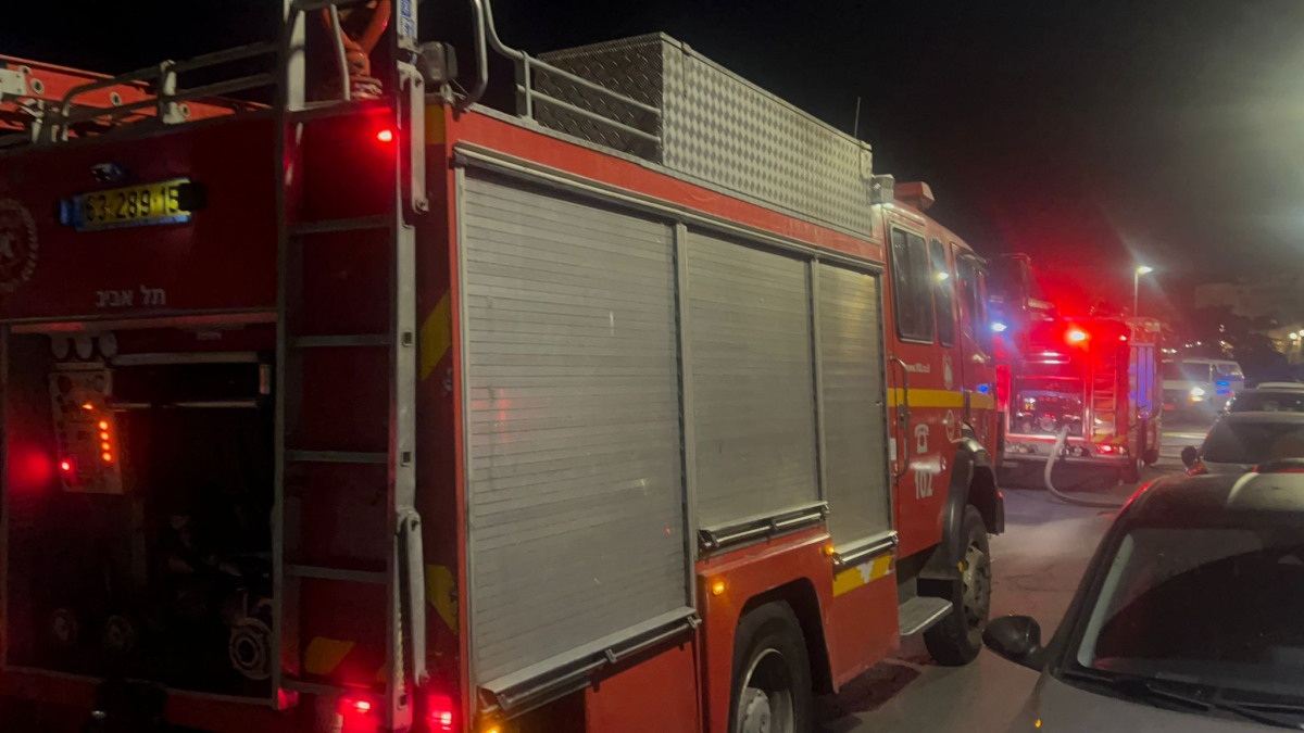 حريق بيت في منطقة يافا القديمة وطواقم الإطفائية تهرع إلى المكان