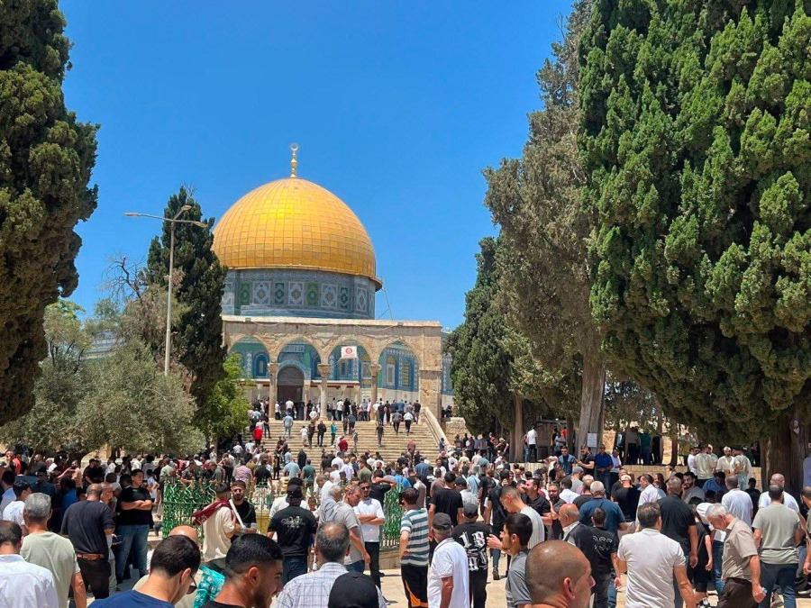 عشرات الآلاف يؤدون صلاة الجمعة في المسجد الأقصى