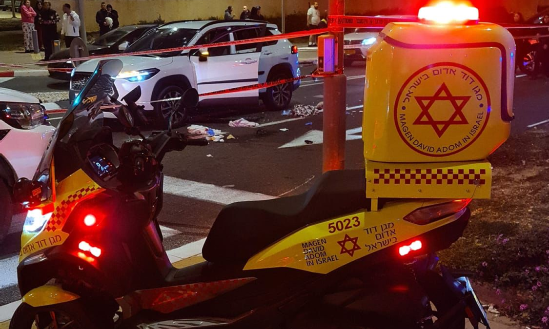 الرملة: اصابة شابين أحدهما حالته خطيرة باطلاق نار