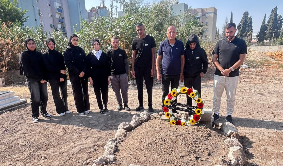 طلاب مدرسة أورط في الرملة يزورون قبر زميلهم وليد مغربي ويقفون حدادا على روحه