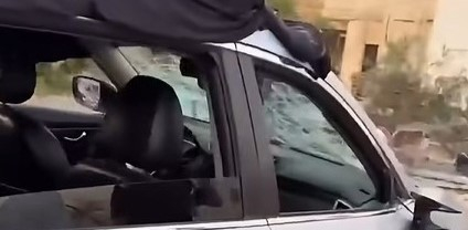 ‘كسروا يده وحطموا مركبته‘ .. مستوطنون يعتدون على الطبيب...