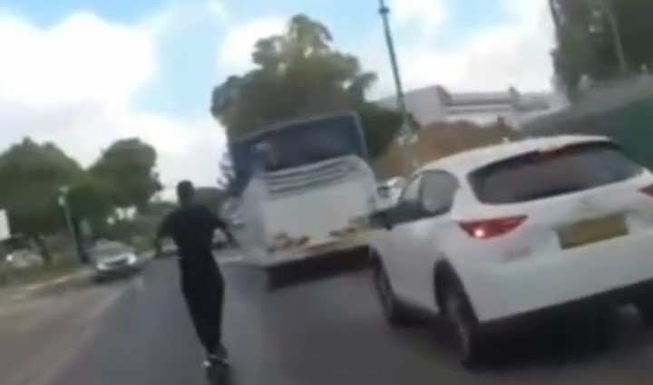 فيديو: توقيف قاصر بعد مطاردة قصيرة اثر تجاوزه الاشارة الحمراء في اللد