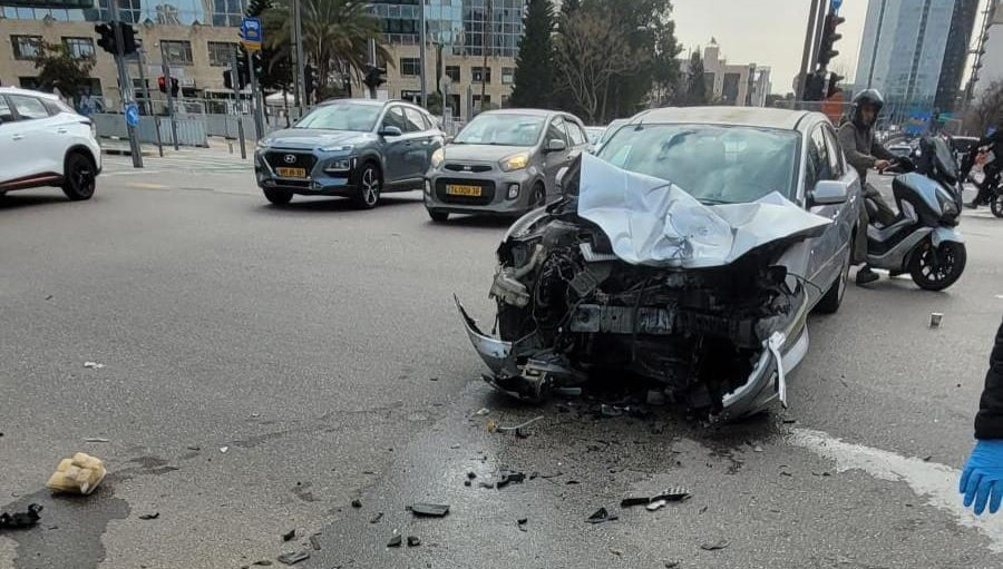 إصابة سائق دراجة نارية بجروح حرجة إثر حادث سير في تل أبيب