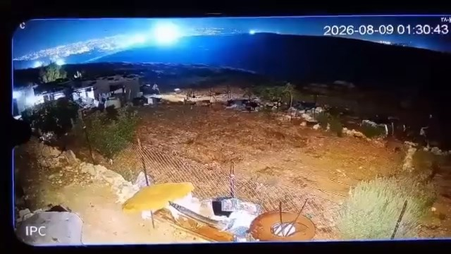 مصادر فلسطينية: مستوطنون يحرقون منزلا بداخله أطفال جنوب...