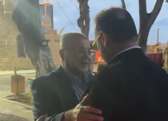 الطيبي يزور الأب قسطنطين نصّار في يافا تضامنًا معه بعد ا...