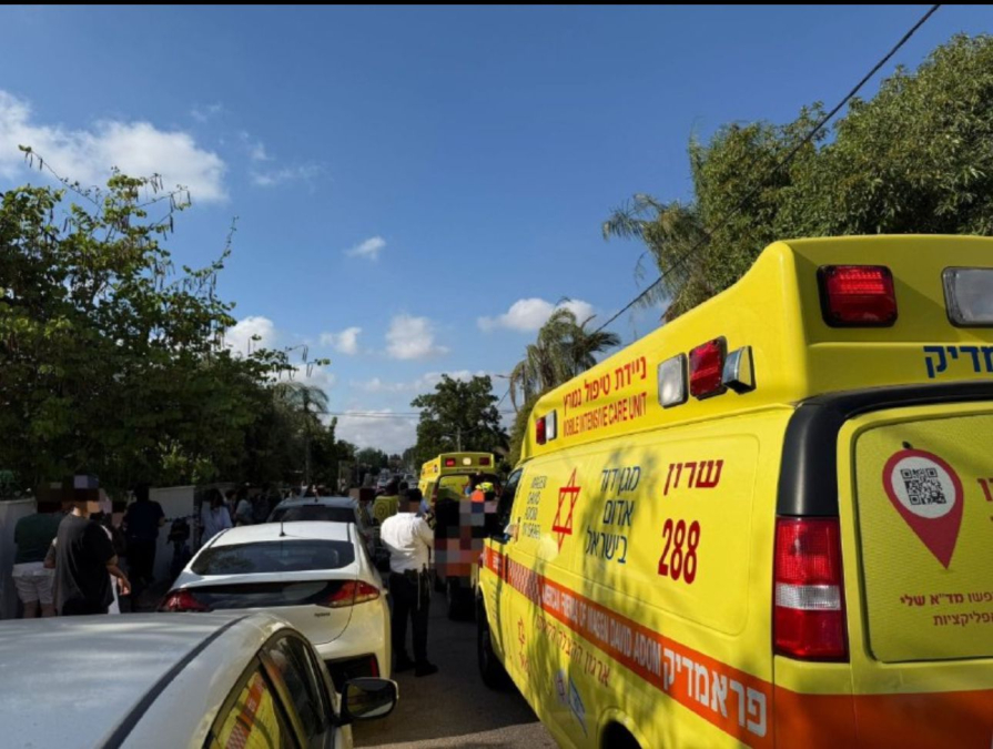 إصابة حرجة لطفلين رضيعين بعد نسيانهما داخل سيارة في منطقة الشمال