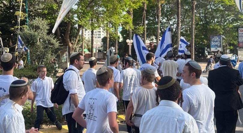 رئيس بلدية الرملة يُشارك في مسيرة الأعلام 