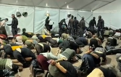 فيديو: بن غفير يهين نشطاء أسطول غزة خلال اعتقالهم في مين...