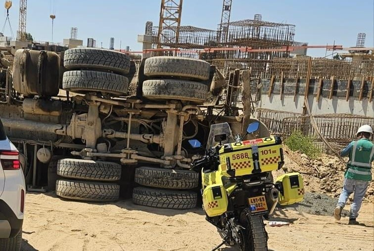 الرملة: إصابة شاب بحالة متوسطة إثر انقلاب شاحنة في موقع بناء