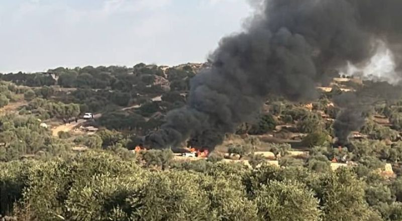 مستوطنون يهاجمون قاطفي الزيتون في قرى رام الله ويحرقون ث...