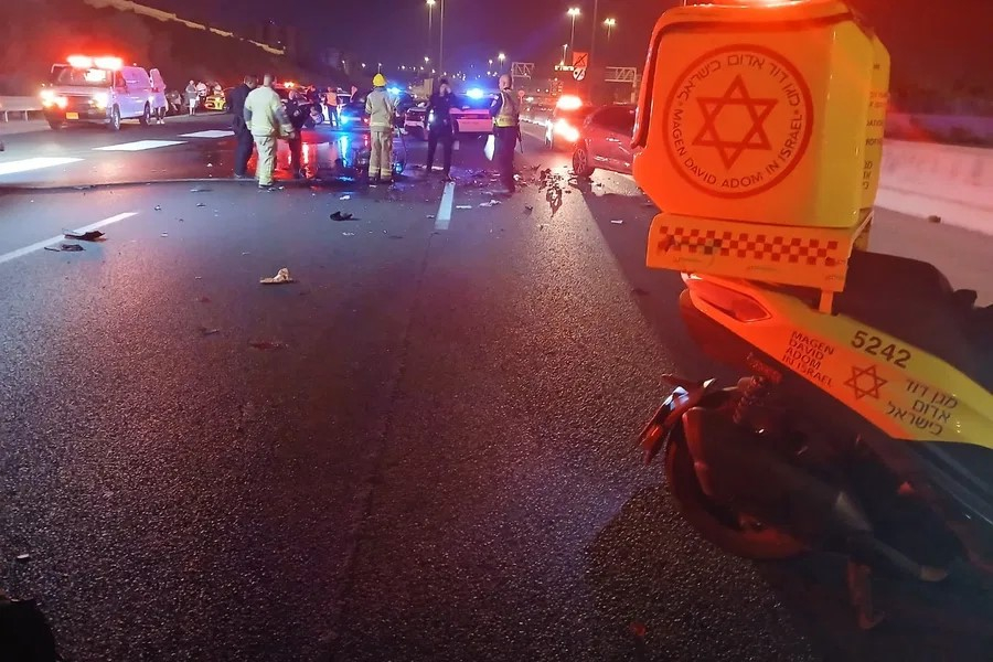 شارع 431: إصابة خطرة لشاب و6 آخرين بجروح طفيفة إثر حادث طرق