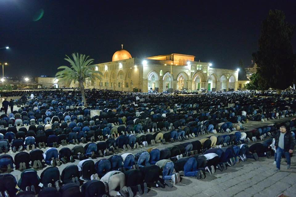 آلاف المصلين يؤدون صلاتي العشاء والتراويح في باحات المسجد الأقصى