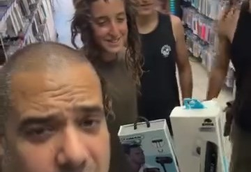 صاحب محل هواتف في البلاد يُحرض على العنف بمنشور عنصري