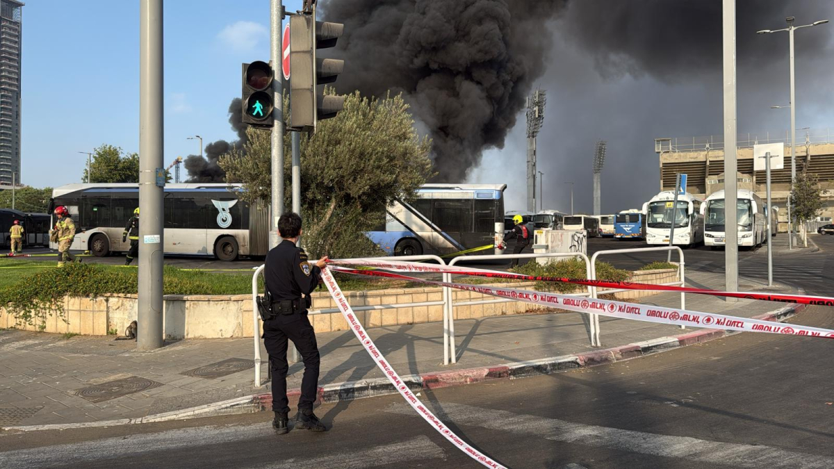 مصرع رجل بحريق اندلع في موقف حافلات في بات يام جنوب يافا