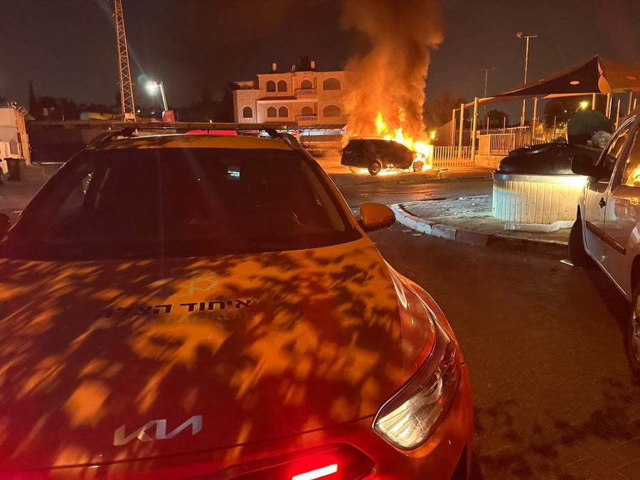 حريق سيارتين في مدينة الرملة دون وقوع إصابات