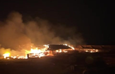 مستوطنون يضرمون النار في خيام وحظائر ماشية في بردلة