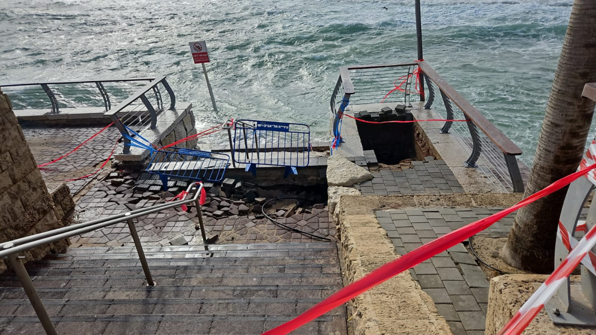 المد الكبير في شاطئ العجمي.. رأي الصياد أبو جورج شبلي حو...