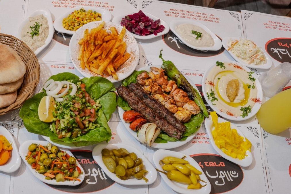 مطعم أبو حلوة في يافا… نكهة أصيلة وعروض مستمرة على المشا...