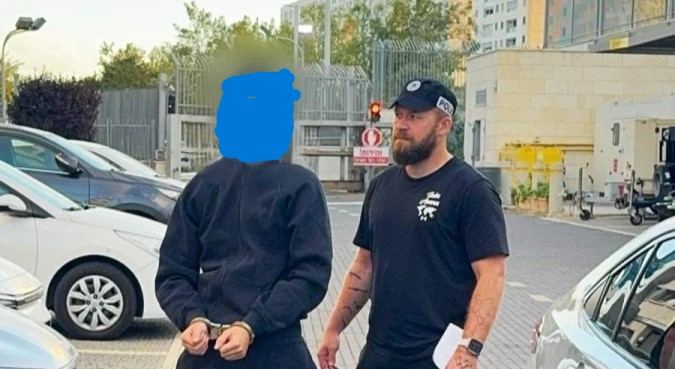 اللد: اعتقال مشتبه بعد ضبط مسدس وأسلحة في محل اقامته