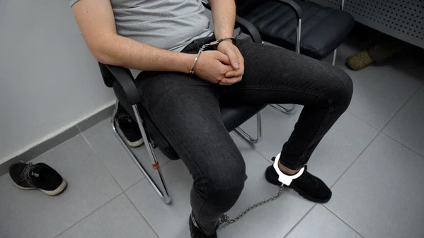 اعتقال قاصر من مركز البلاد بشبهة محاولته سرقة مئات آلاف الشواكل 