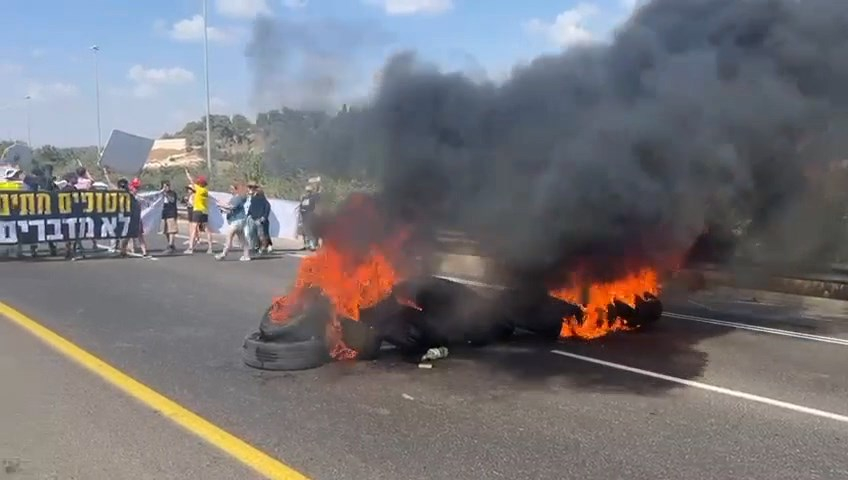 اشعال اطارات واغلاق شارع 6 بعد مفرق الرملة 