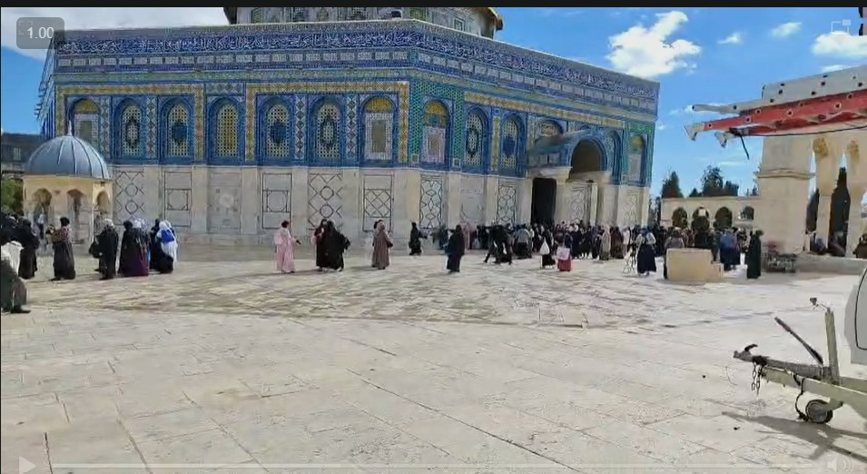 إخراج المصلين من المسجد الأقصى في ظل التصعيد الأمني وتبادل الهجمات