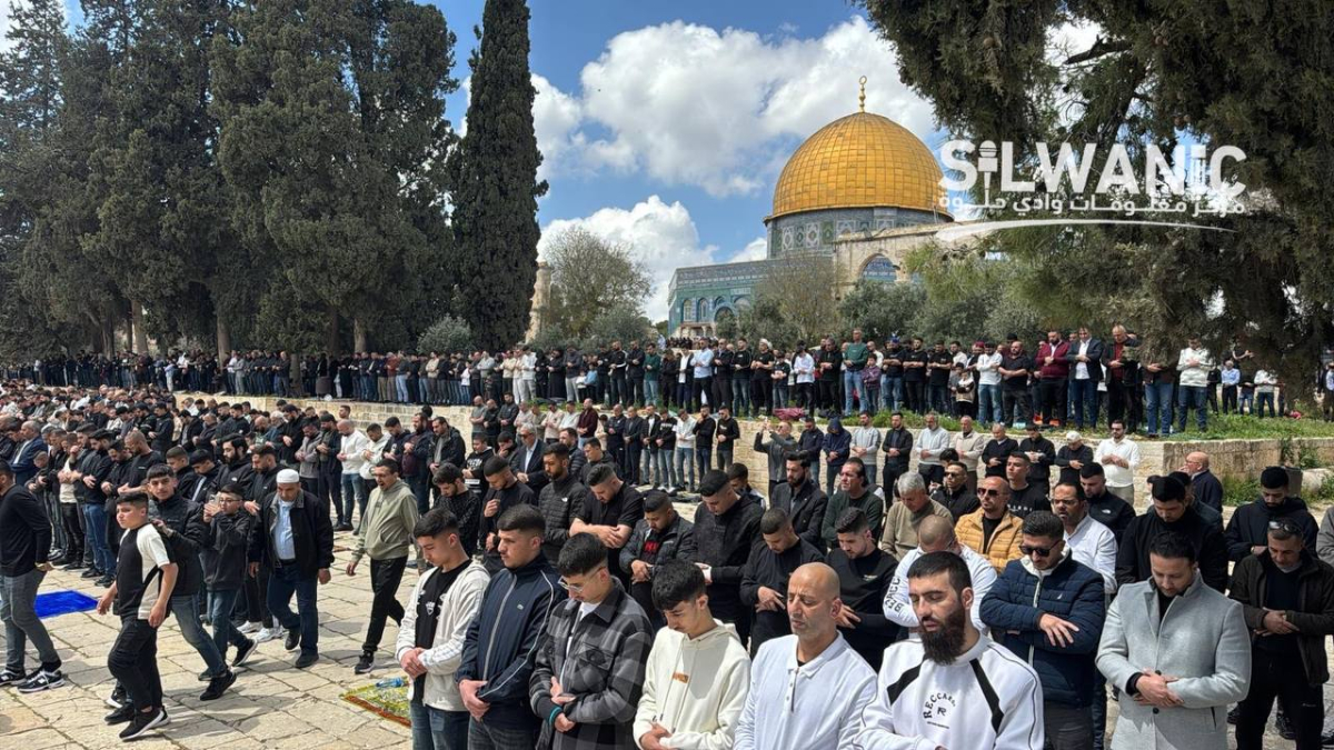 الآلاف يؤدون صلاة الجمعة في رحاب المسجد الأقصى المبارك ل...