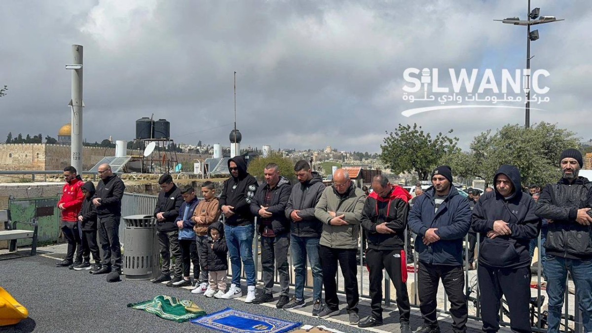 مصلون يؤدون صلاة الجمعة في شوارع حي رأس العامود ببلدة سلوان في ظل استمرار إغلاق المسجد الأقصى المبارك